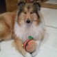 Dama con su peluche preferido, una hamburguesita !